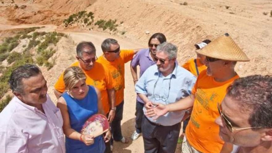 Ortiz, Ballester y Tejedo junto al alcalde y miembros de Vertivega y al fondo charcas de lixiviados.