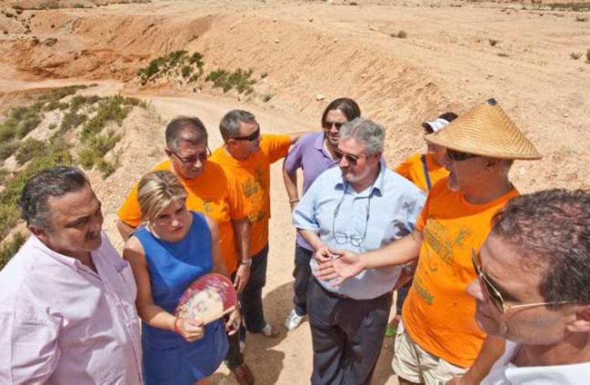 Ortiz, Ballester y Tejedo junto al alcalde y miembros de Vertivega y al fondo charcas de lixiviados.