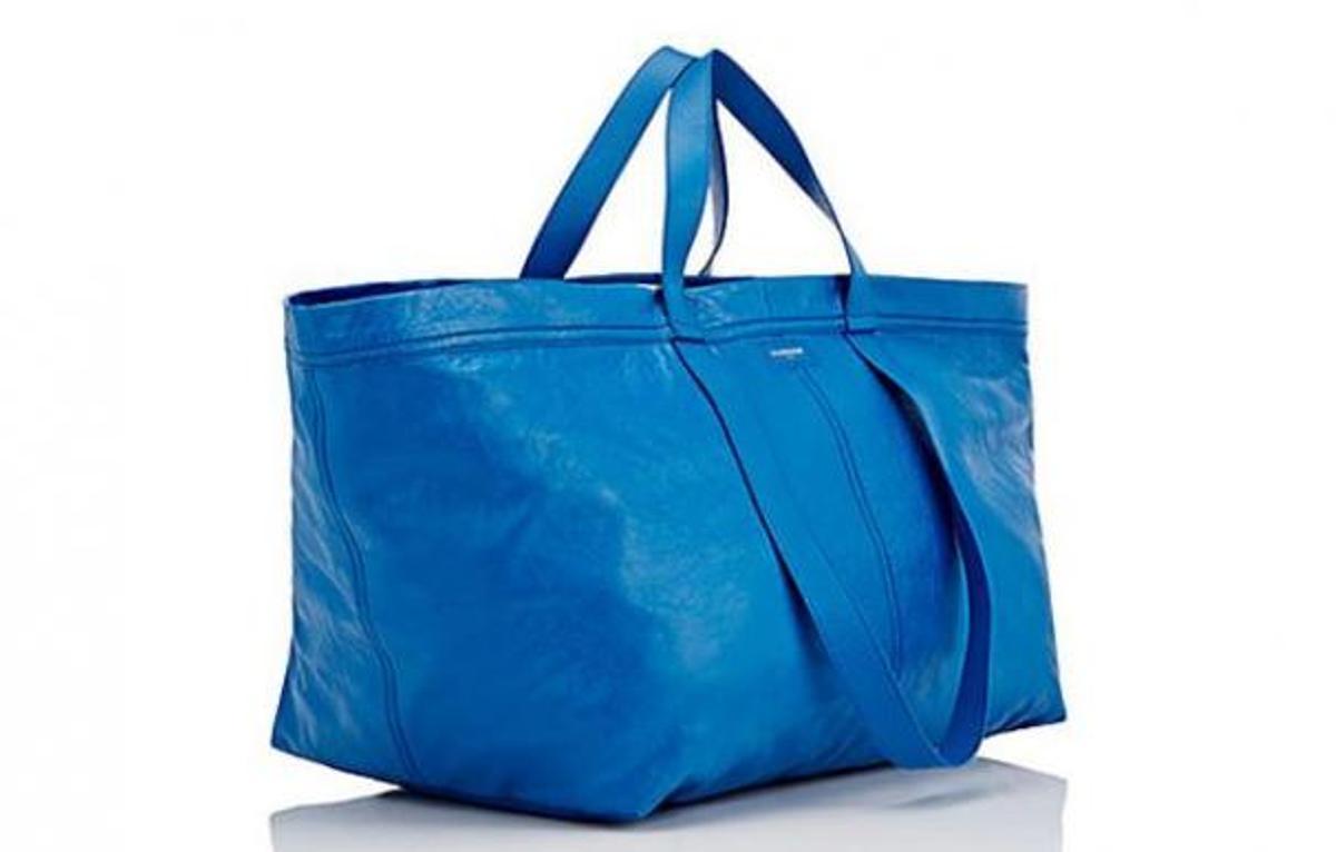 El bolso de Balenciaga similar a la popular bolsa de rafia azul de Ikea