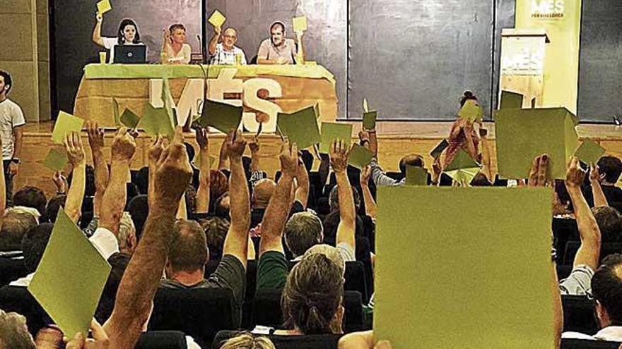 La asamblea de MÃ©s votando a favor de unirse a Esquerra para el 10N.