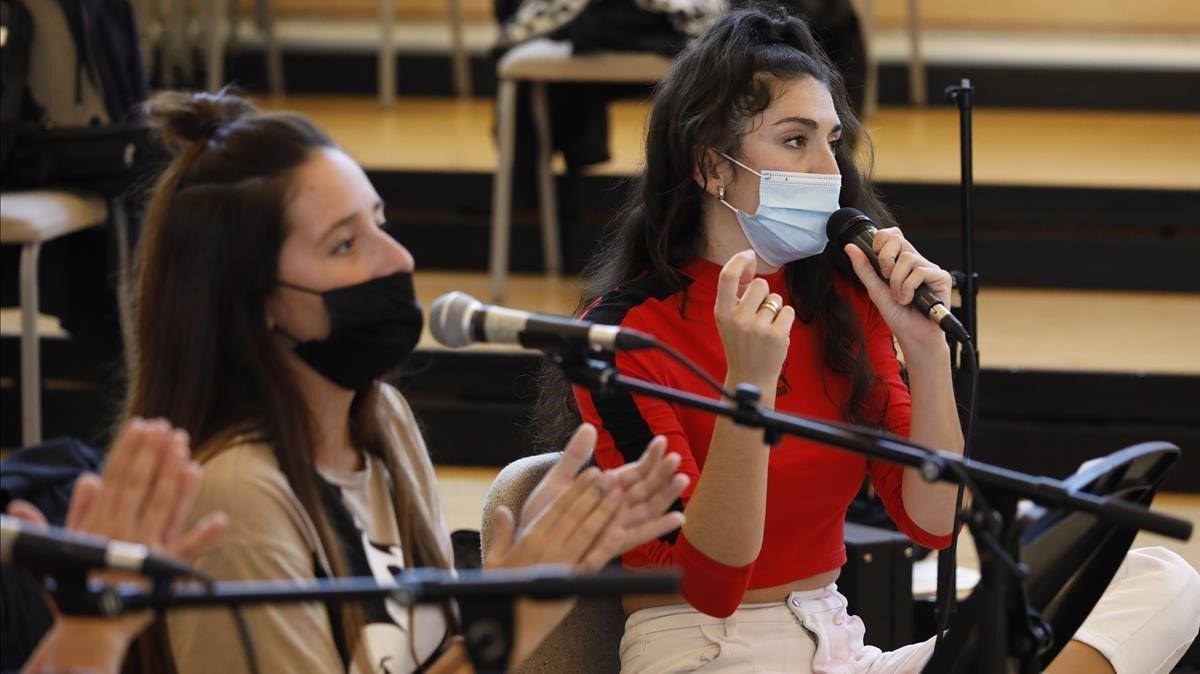 Ensayos con mascarilla del Festival Ciutat Flamenco, con Queralt Lahoz (de rojo), para el homenaje a Morente. Ensayos con mascarilla del Festival Ciutat Flamenco, con Queralt Lahoz (de rojo), para el homenaje a Morente.