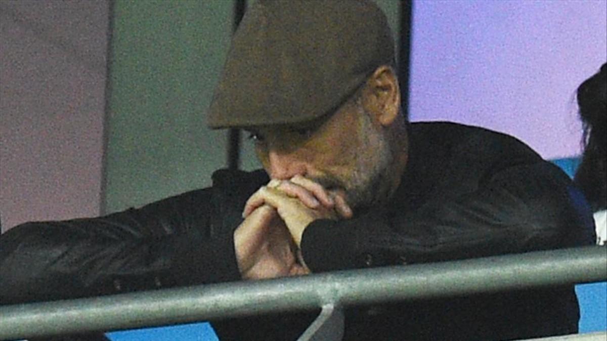 Pep Guardiola presenciando la derrota de su equipo frente al Lyon