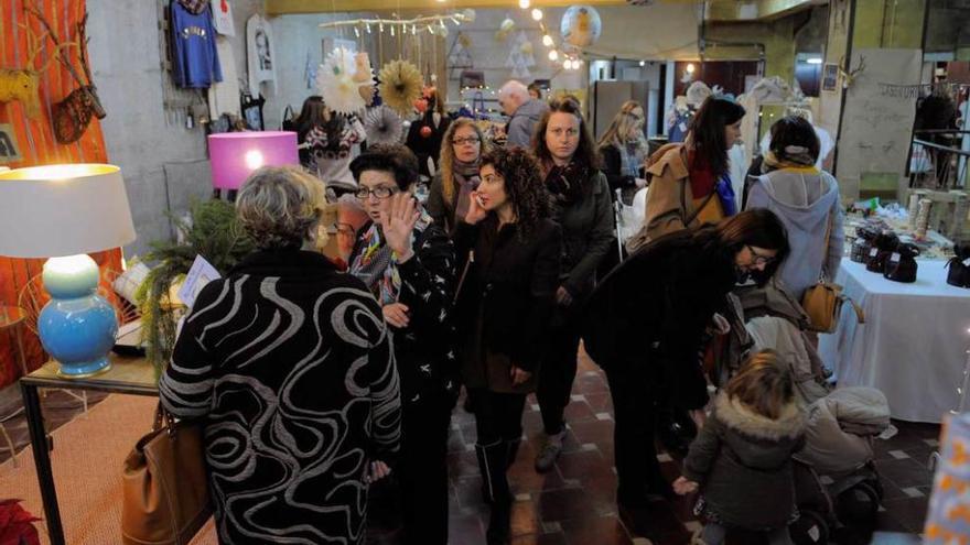 Público en el mercadillo navideño de los Almacenes Guisasola.