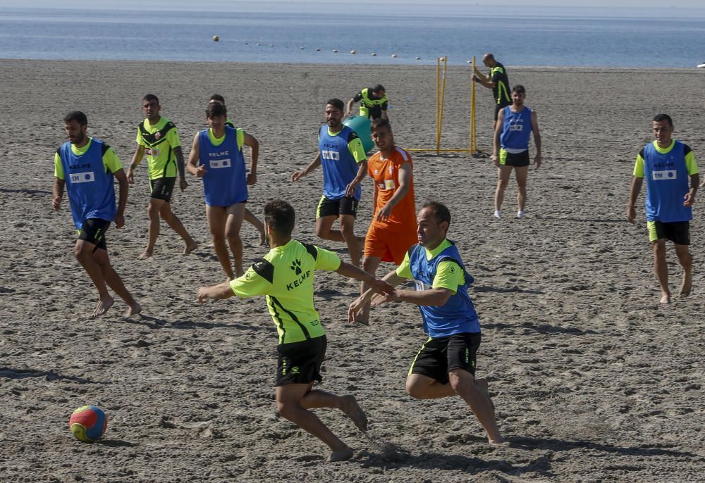 El equipo ha llevado a cabo una distendida sesión de trabajo a la orilla del mar con la única ausencia de Manuel Sánchez
