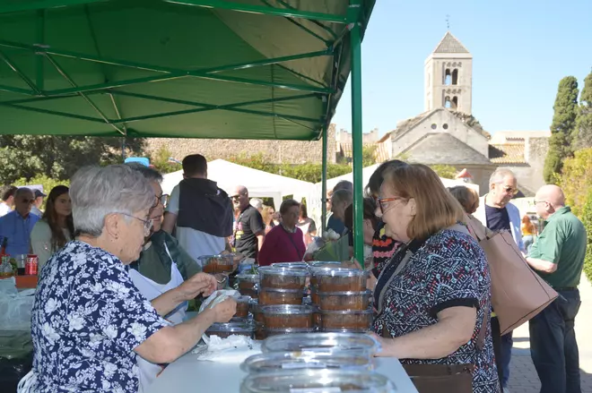 Vilabertran llueix la poma de "relleno", l'horta i els vehicles antics en una fira multitudinària
