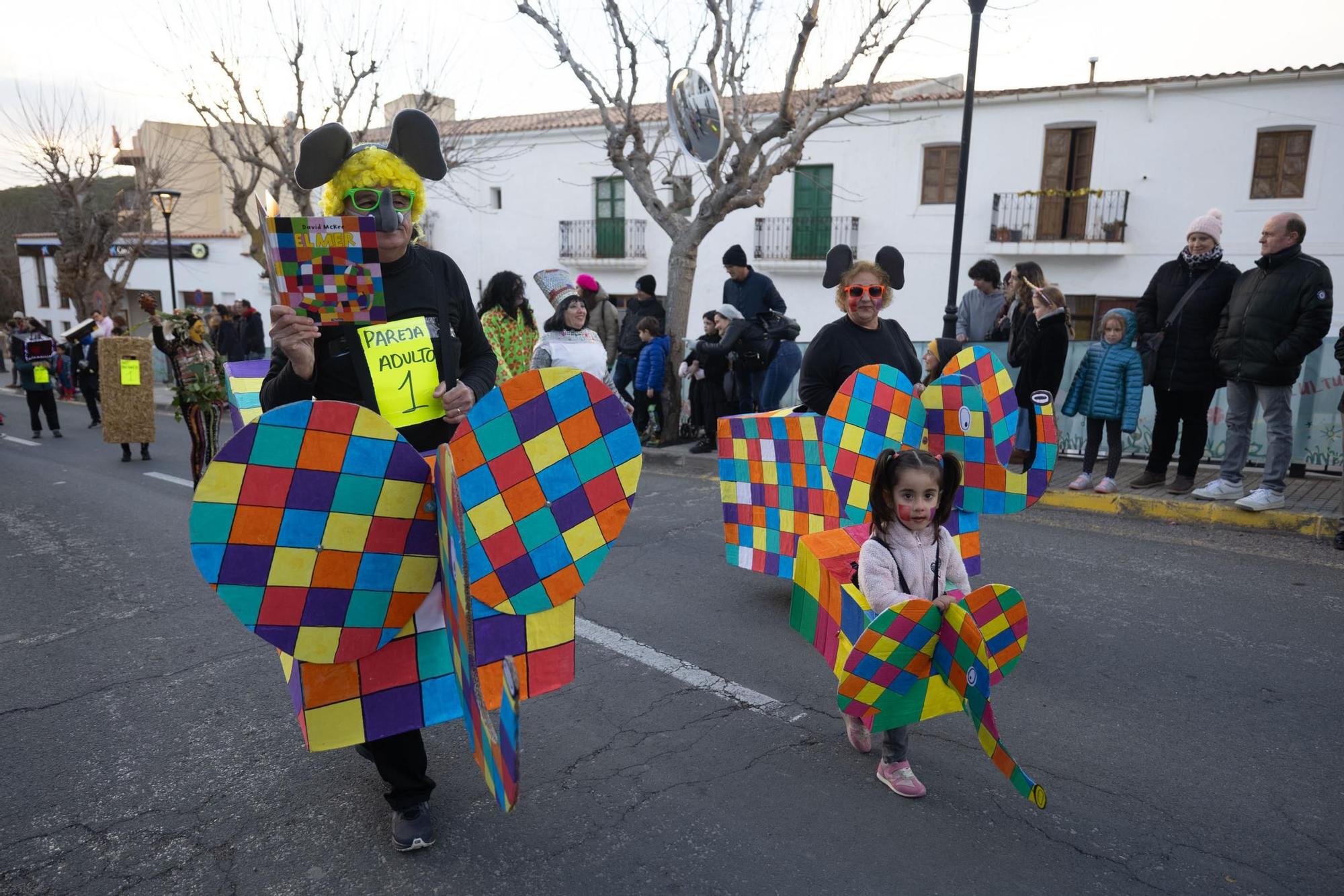 Mira aquí las imágenes de la rúa de carnaval en Sant Joan