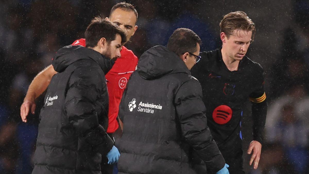 Frenkie de Jong es atendido por el doctor Pruna