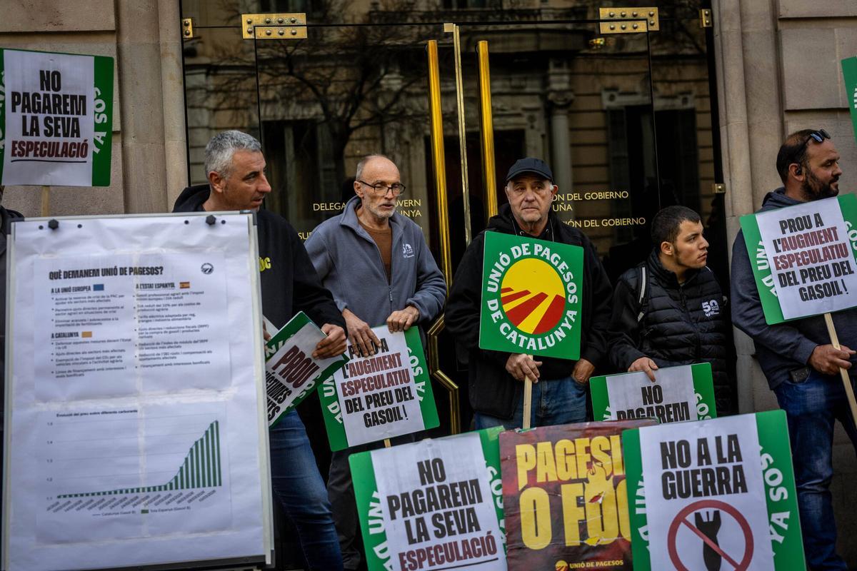 Concentración de agricultores ante la sede de la delegación del Gobierno en Barcelona en protesta por los precios a los que ha llegado el gasóleo agrícola.