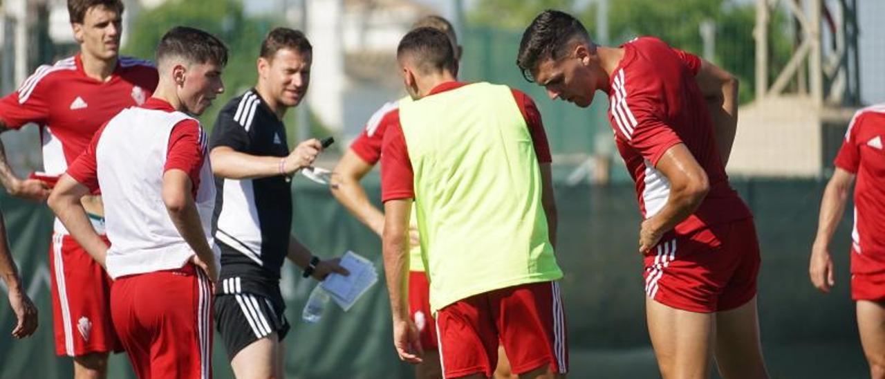 Mario Simón da instrucciones en el entrenamiento de ayer. | PRM