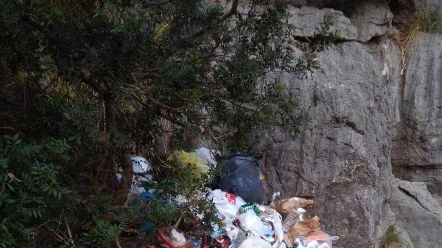 Basura acumulada en el Torrent de Pareis.