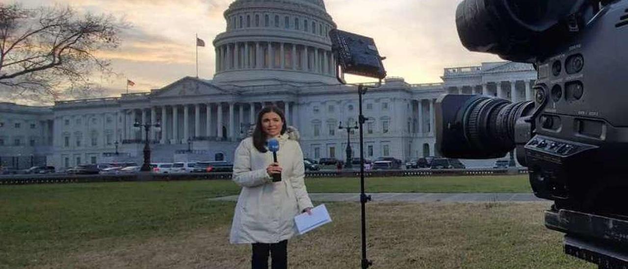 Cristina Olea con la Casa Blanca detrás, durante una retransmisión en directo. // FdV