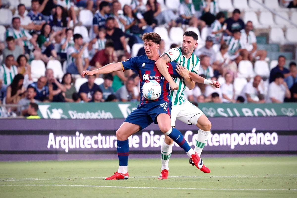Carlos Albarrán pugna por el esférico en el Córdoba CF-Huesca.