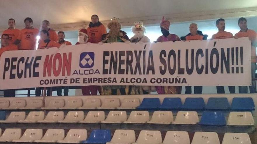 Un grupo de trabajadores de Alcoa con los Reyes Magos, en un reciente acto deportivo en Riazor. la opinión