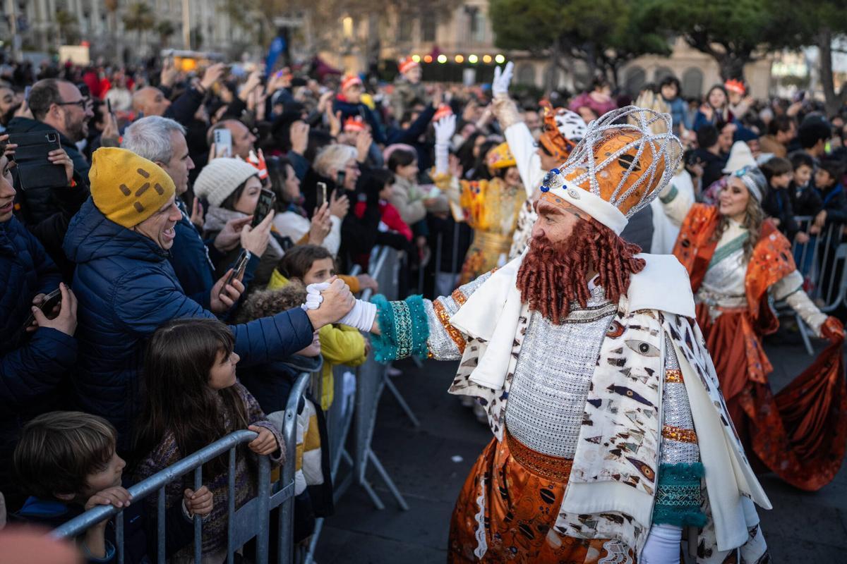 Miles de personas colman la costa de Barcelona para dar la bienvenida a los Reyes Magos