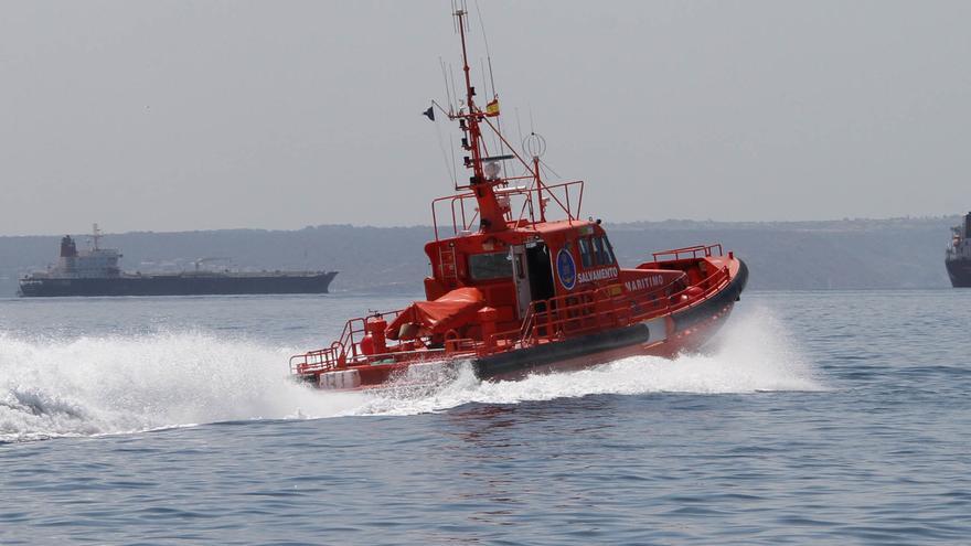 Salvamento Marítimo remolca a puerto a un velero con el motor averiado en Ibiza y dos tripulantes a bordo