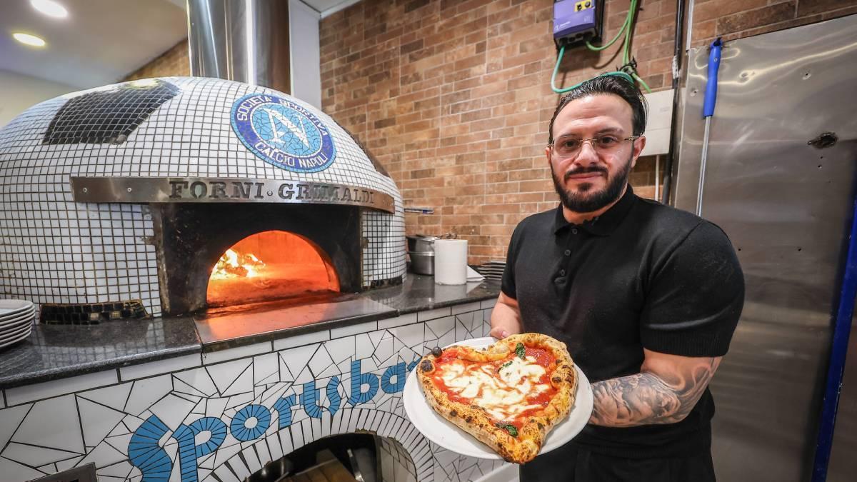 Giuliano nos brinda una pizza margarita en forma de corazón hecha en el horno personalizado del Nápoles