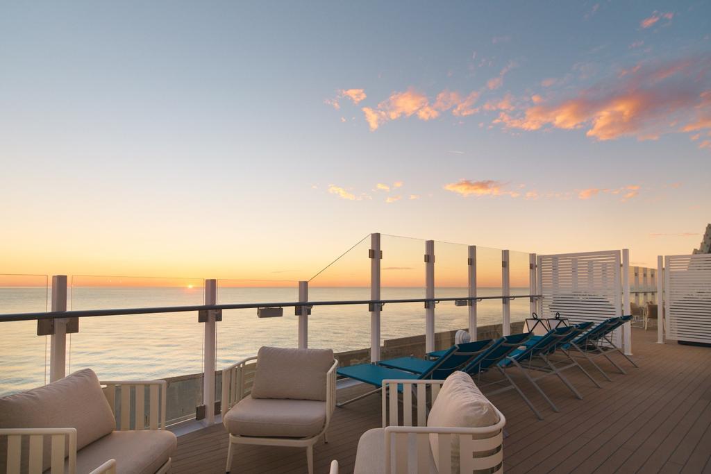 Ver el atardecer desde un crucero es una experiencia inolvidable.