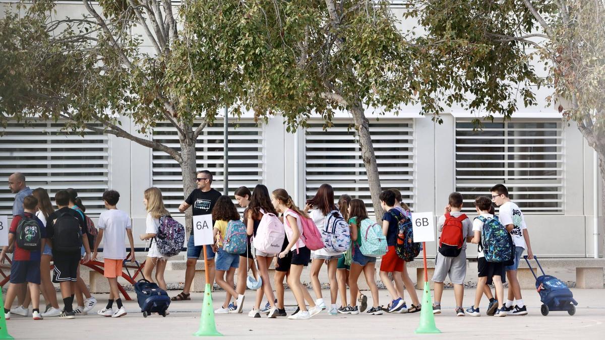 Alumnado con mochilas en el IES Berenguer Dalmau de Catarroja