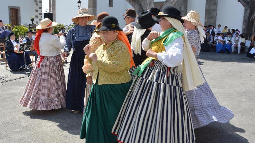 Mujeres bailando, ayer, en la plaza de San Juan.