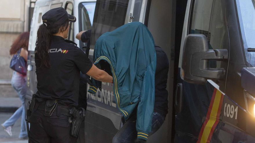 La Audiencia de Alicante no ve intento de homicidio en un acusado de Elda que roció con gasoil a su mujer y a su hijo