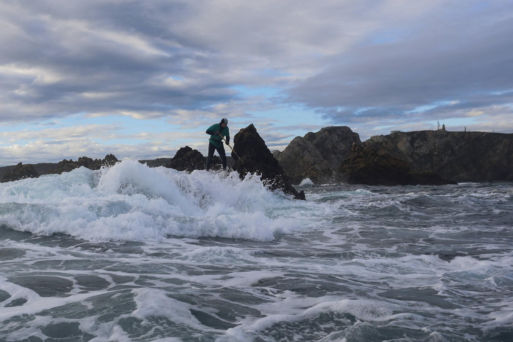 EN IMÁGENES: Así es la dura jornada de los perceberos del cabo Peñas: un oficio de alto riesgo a merced de las olas