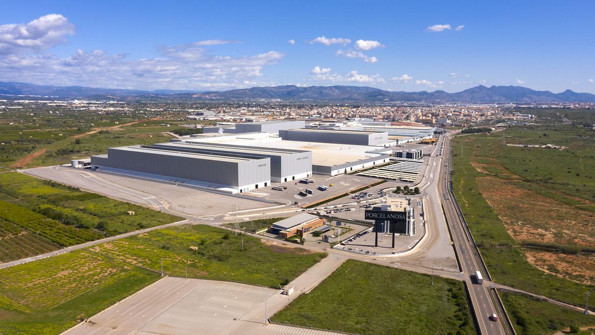 Vista panorámica de las instalaciones de Porcelanosa Grupo, que este año sumará dos nuevas instalaciones de placas solares.