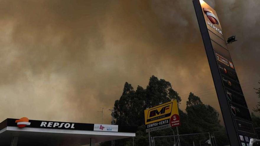 El cielo lleno de humo en Gondomar el 15 de octubre del año pasado. // Cristina Graña