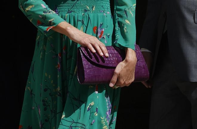 La reina Letizia combina su vestido verde de Maje con una cartera de mano de Felipe Varela durante su viaje a Granada