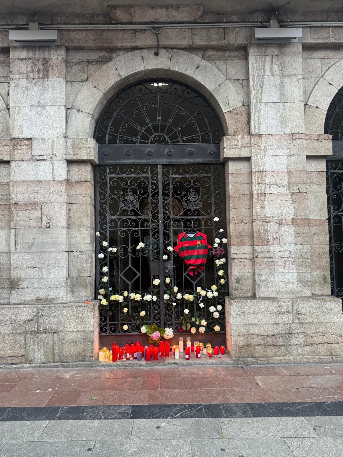 En imágenes: un guardia civil mata a su exmujer en el cuartel de Llanes y muere tras un tiroteo con compañeros en su huida En imágenes: un guardia civil mata a su exmujer en el cuartel de Llanes y muere tras un tiroteo con compañeros en su huida