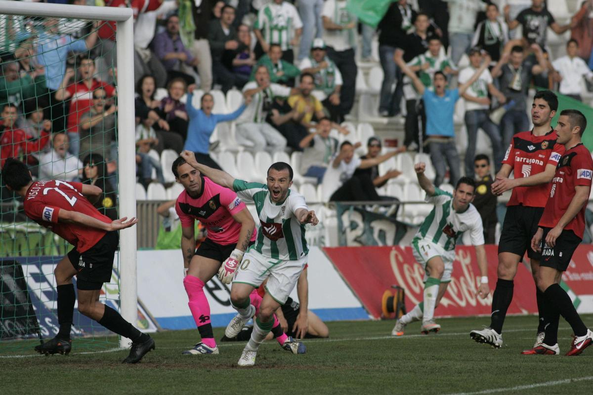 Pepe Díaz anota un gol al Nástic de Tarragona en El Arcángel.