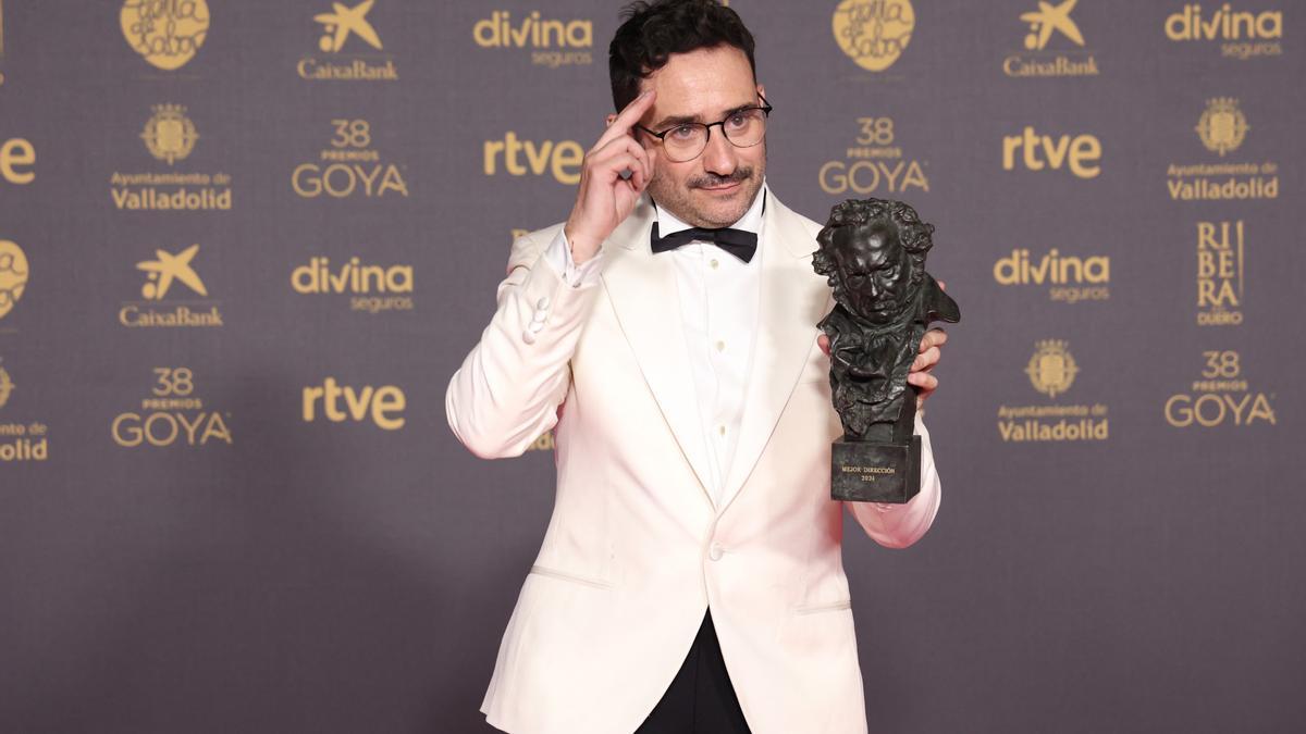 El realizador Juan Antonio Bayona posa con el premio Goya a Mejor Dirección por 'La Sociedad de la Nieve', durante la gala de la 38 edición de los Premios Goya, en el Auditorio Feria de Valladolid.