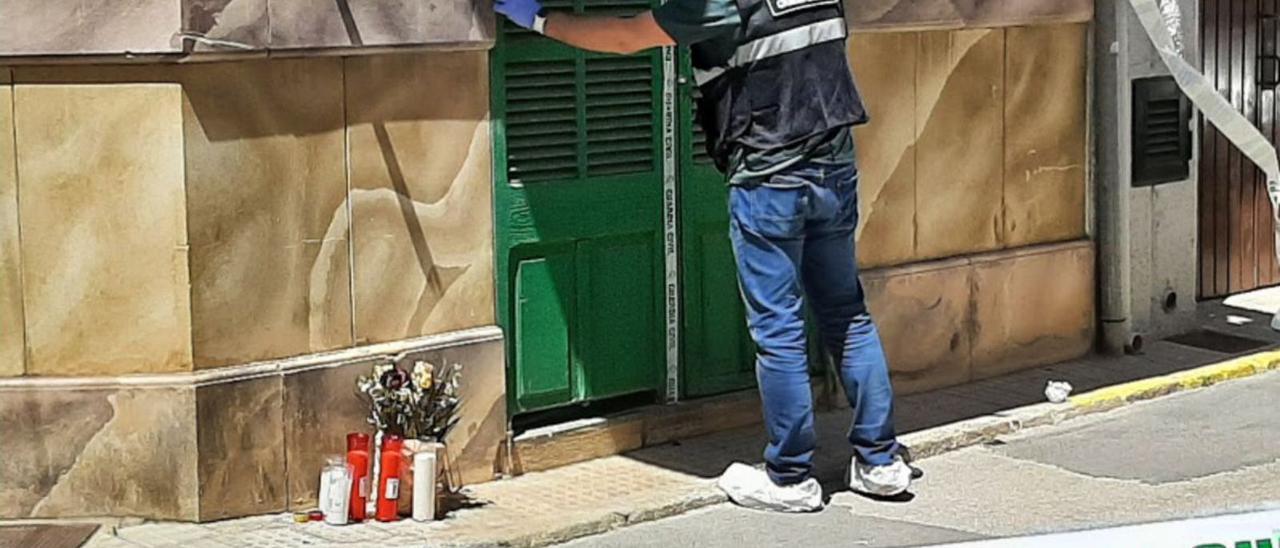 Un guardia civil precinta la casa donde se produjo el crimen en sa Pobla.