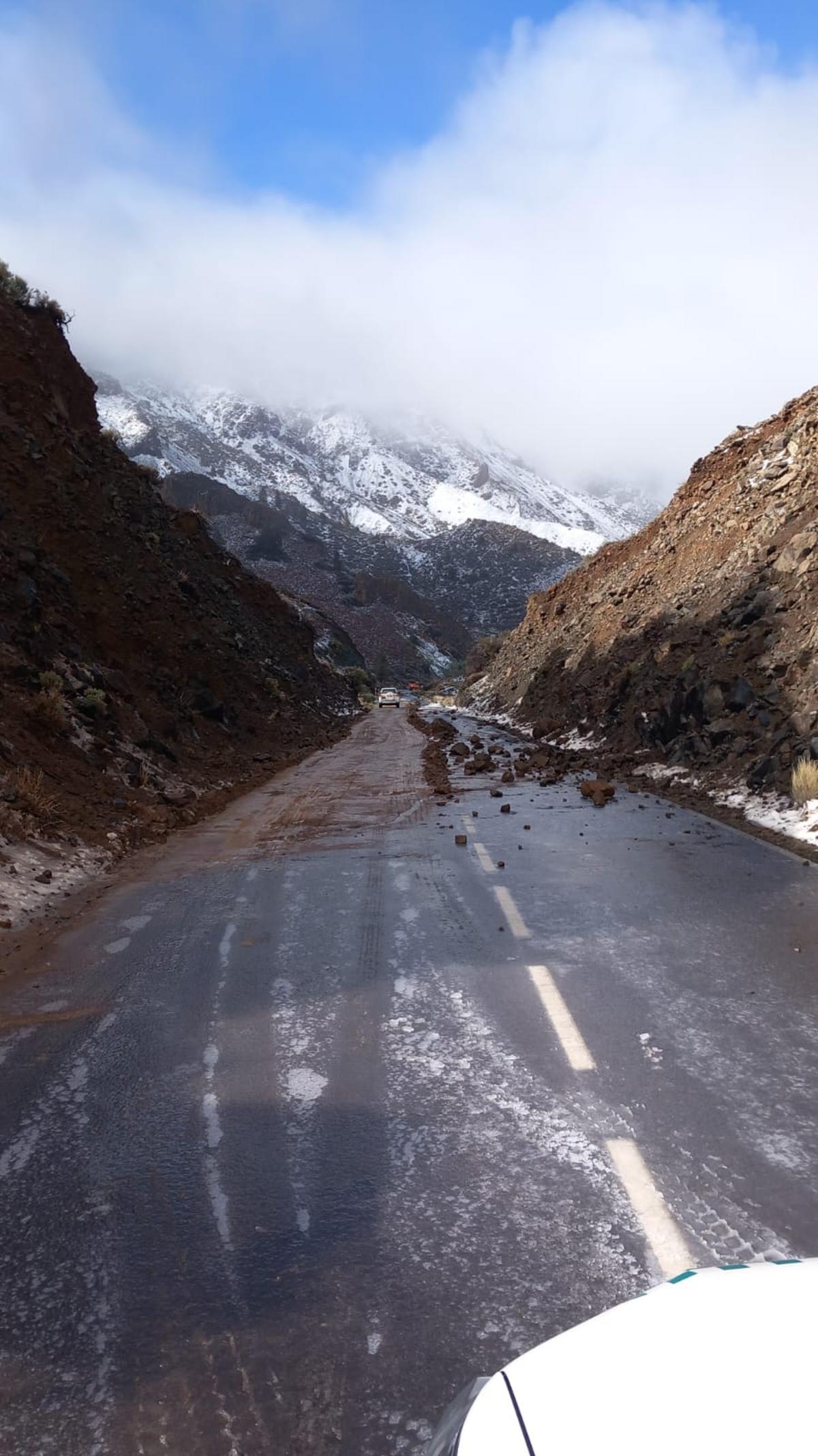 Desprendimientos en la carretera que cruza el Parque Nacional del Teide por las nevadas y lluvias caídas durante el paso de la borrasca Therese.