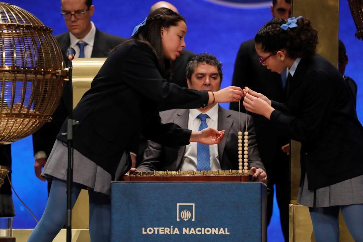 Las dos niñas de la residencia de San Ildefonso durante el canto de la cuarta tabla de la Lotería de Navidad.