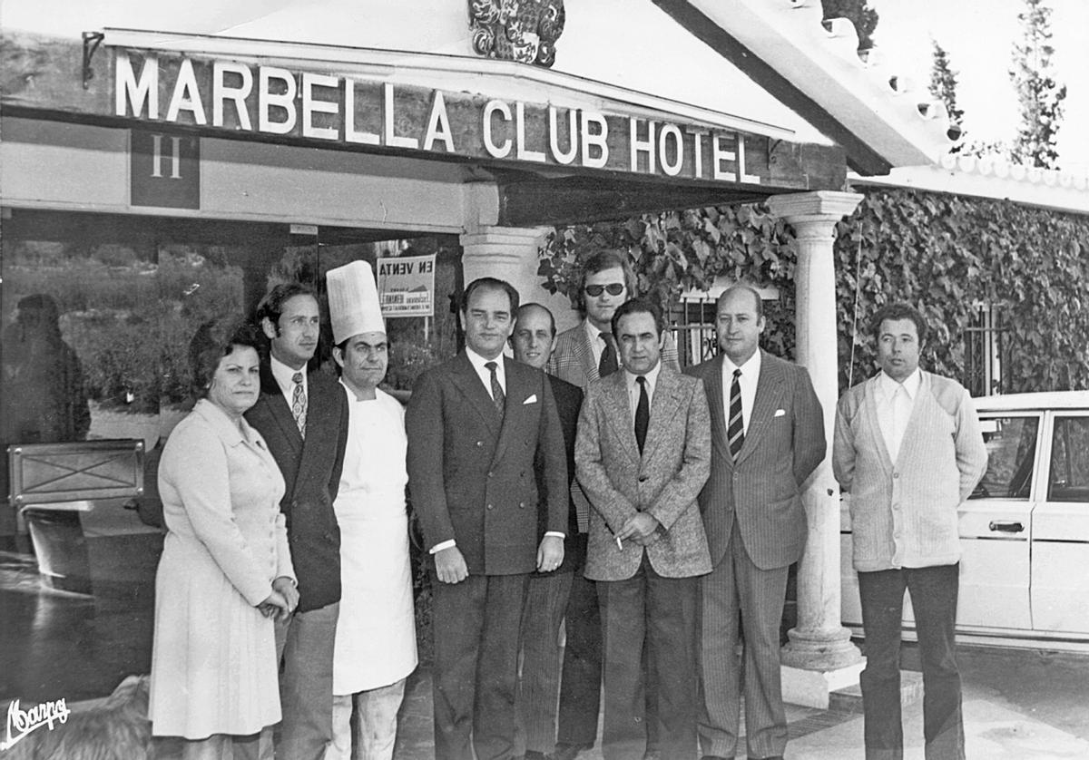 Con parte del personal del Marbella Club.