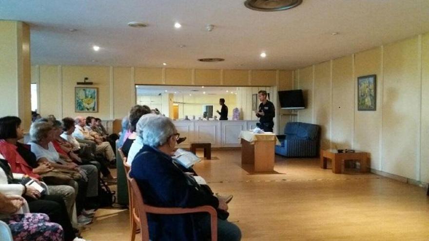 Policías locales de Calvià imparten un charla sobre seguridad a turistas del Imserso.