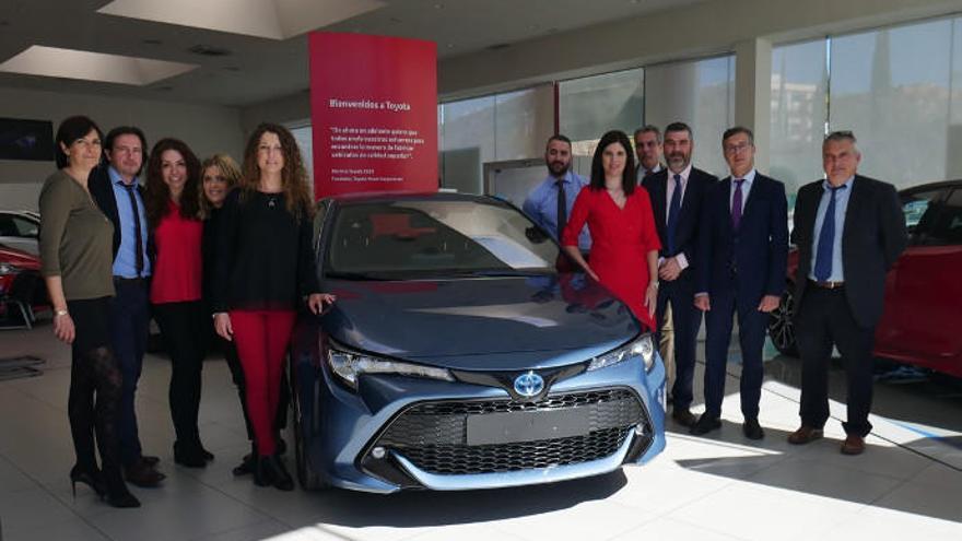 El equipo de Toyota Valencia junto al nuevo Corolla