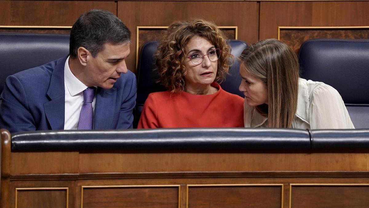Pedro Sánchez, María Jesús Montero y Sara Aagesen.
