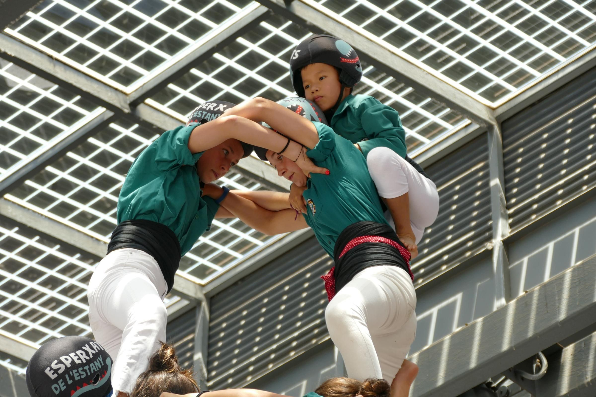 La plaça Catalunya de Figueres s’omple de castells en una Diada de Sant Pere marcada per calor