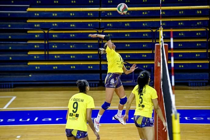 25-02-20 DEPORTES. CENTRO INSULAR DE LOS DEPORTES. LAS PALMAS DE GRAN CANARIA. Entrenamiento y foto de grupo del equipo femenino de volleyball IBSA 7 Palmas.    Fotos: Juan Castro.  | 25/02/2020 | Fotógrafo: Juan Carlos Castro