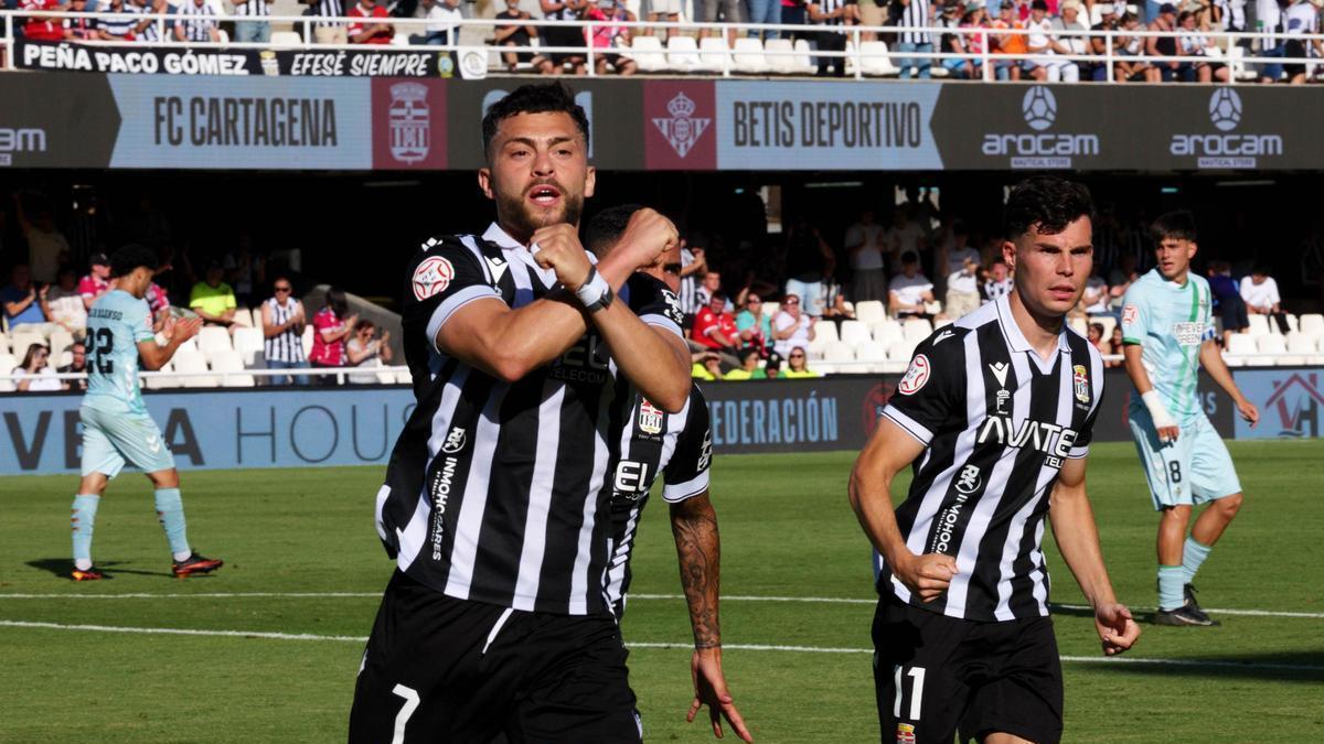 Yanis Rahmani celebra un gol en la última jornada de liga