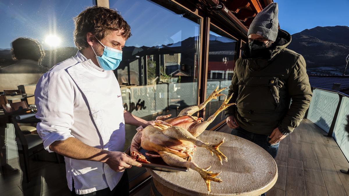 Javier, el cocinero de Casa Farpón, y Amador con los pitos de caleya que mata en Morcín.