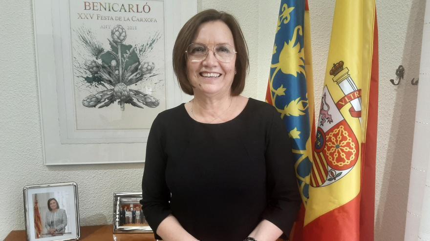 La alcaldesa de Benicarló, Xaro Miralles, en su despacho del ayuntamiento, junto al cartel de una de las ediciones de la Festa de la Carxofa.