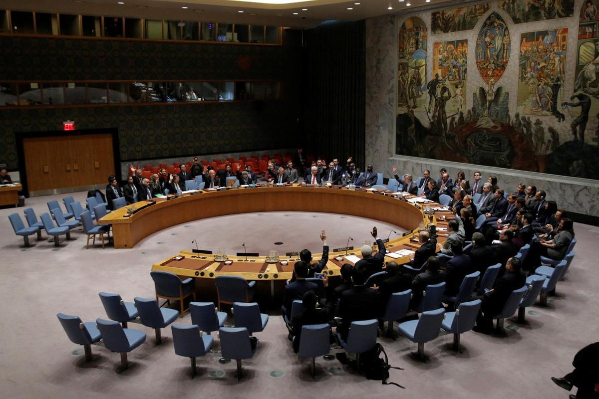 The United Nations Security Council votes on a resolution aimed at ensuring that U.N. officials can monitor evacuations from besieged parts of the Syrian city of Aleppo, at the United Nations in Manhattan, New York City, U.S., December 19, 2016. REUTERS/Andrew Kelly