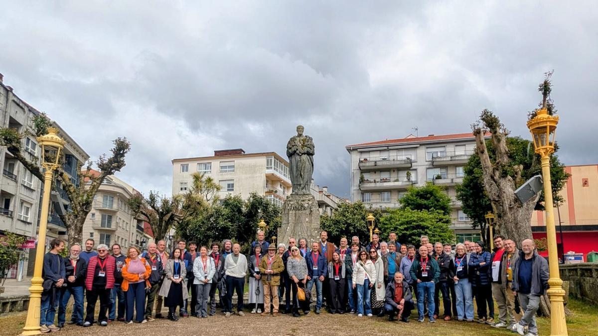 Foto de familia de los participantes en el congreso junto a la estatua de Ramón Aller.