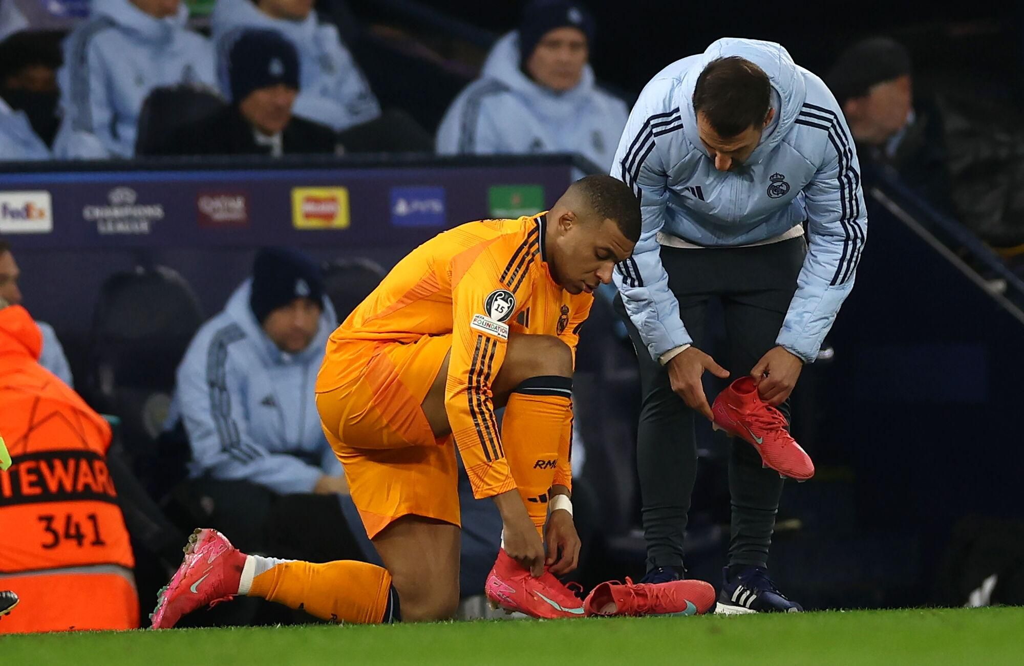 MANCHESTER (United Kingdom), 11/02/2025.- Kylian Mbappe of Real Madrid changes his shoes on the touchline during the UEFA Champions League knockout phase play-offs 1st leg match between Manchester City and Real Madrid, in Manchester, Britain, 11 February 2025. (Liga de Campeones, Reino Unido) EFE/EPA/ADAM VAUGHAN