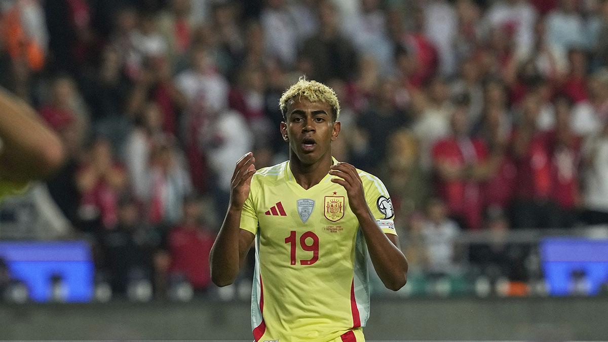 Lamine Yamal se lamenta durante el partido entre la selección España  y Turquía