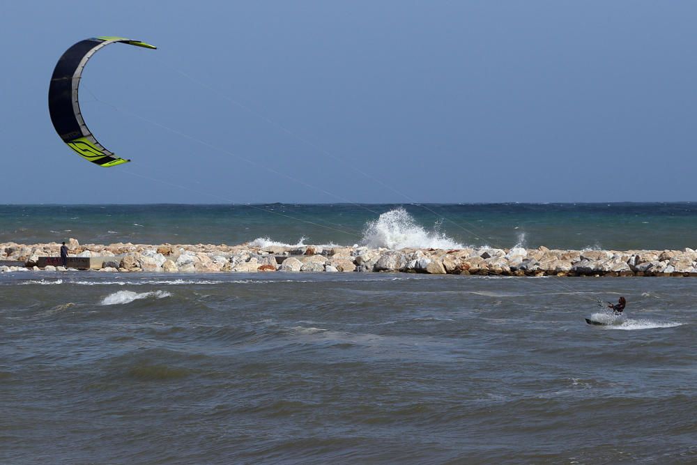 Temporal de viento y olas en las playas de Málaga