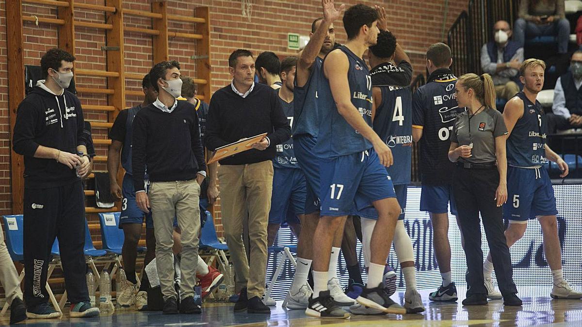 La plantilla del Liberbank Oviedo, durante el partido ante el Breogán, en Pumarín. | Miki López