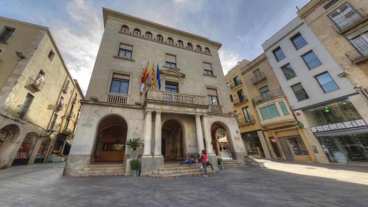 El balcó de l'Ajuntament de Figueres amb la bandera de la ciutat, la d'Espanya, la de Catalunya i la d'Europa.